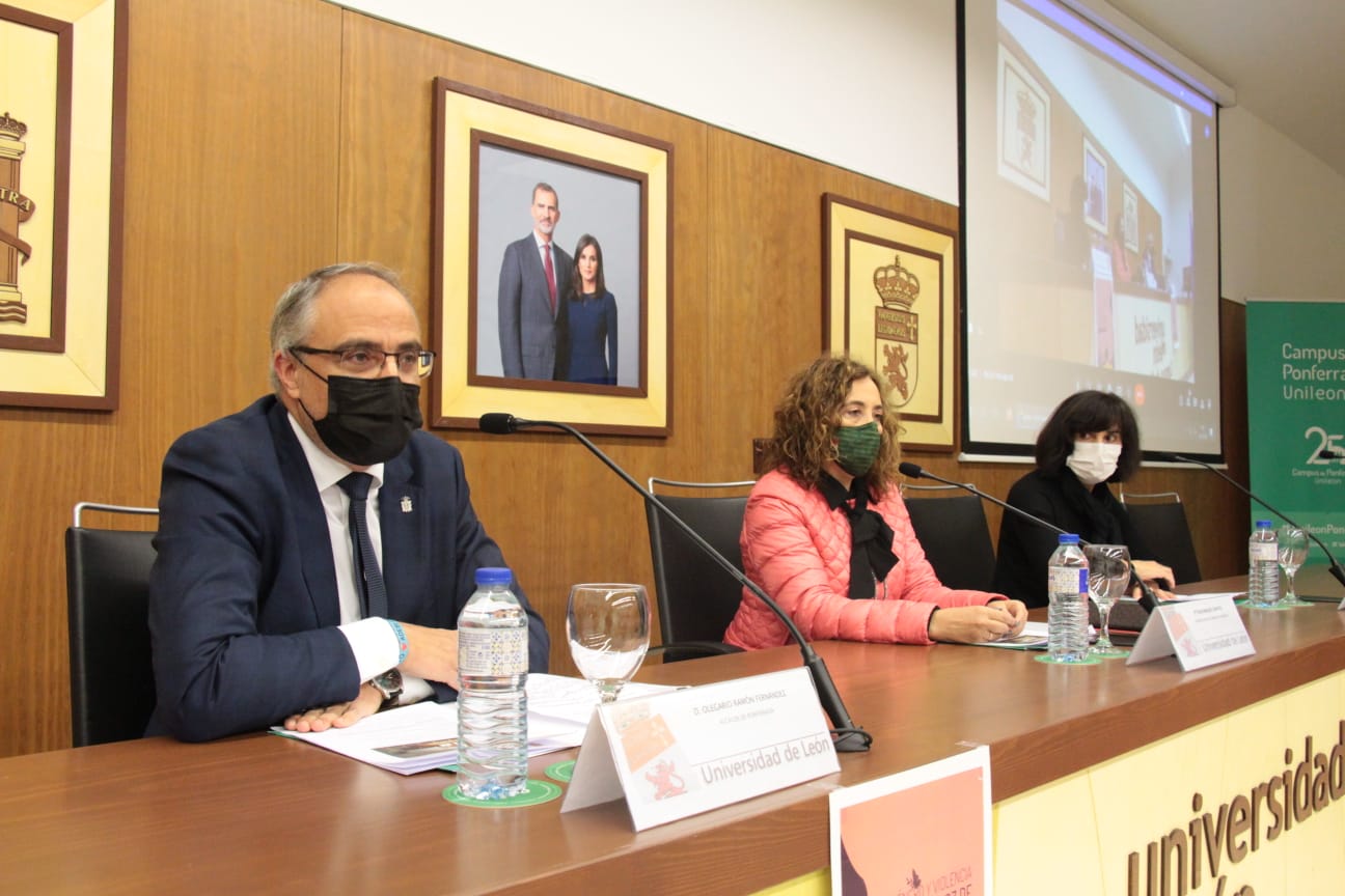 El alcalde de Ponferrada y la vicerrectora del Campus del Bierzo, en las Jornadas sobre 'Género y Violencia'.