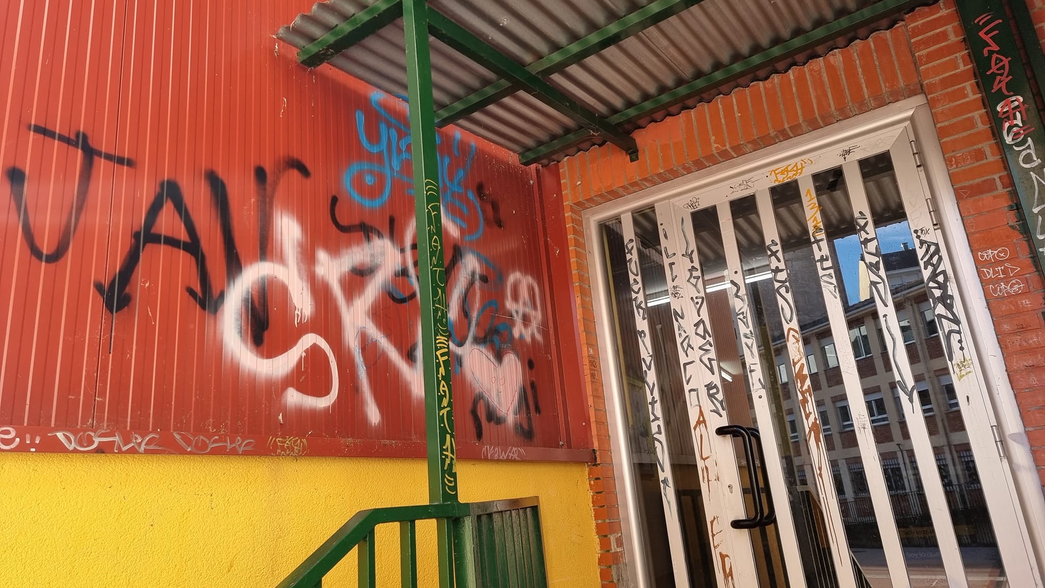 Fotos: Desperfectos en el colegio Navaliegos