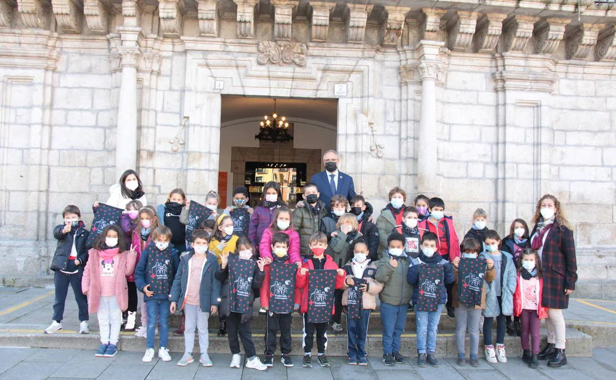 Alumnos del colegio Campo de la Cruz con el alcalde de Ponferrada.