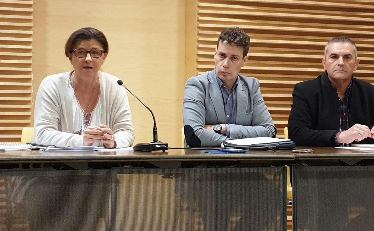 Mario Rivas, presidente de Acom, en el centro de la imagen.