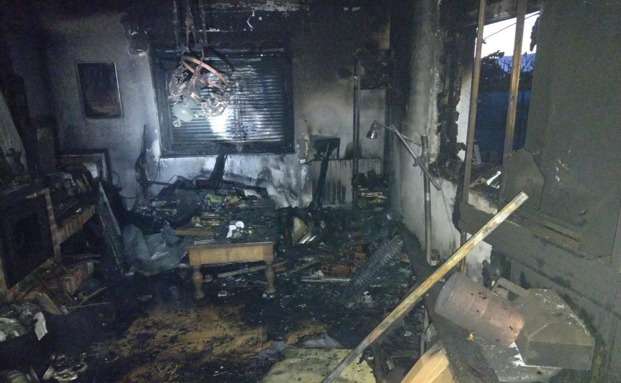 El incendio afectó al salón de la vivienda provocando importantes daños.