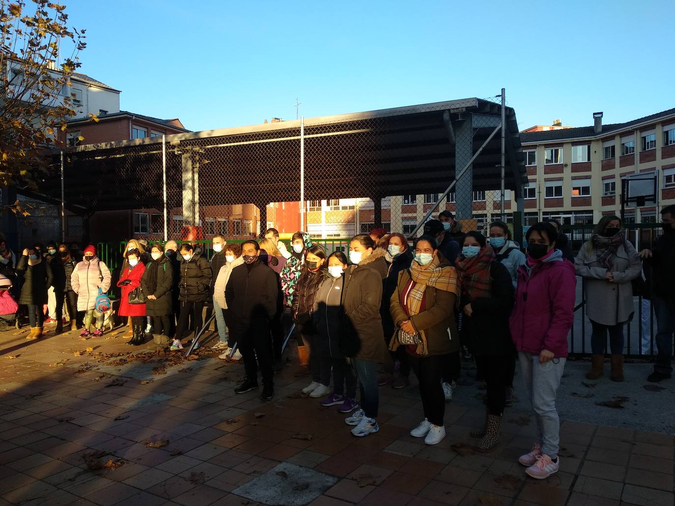 Concentración de los padres y madres de alumnos del colegio Navaliegos a las puertas del centro.