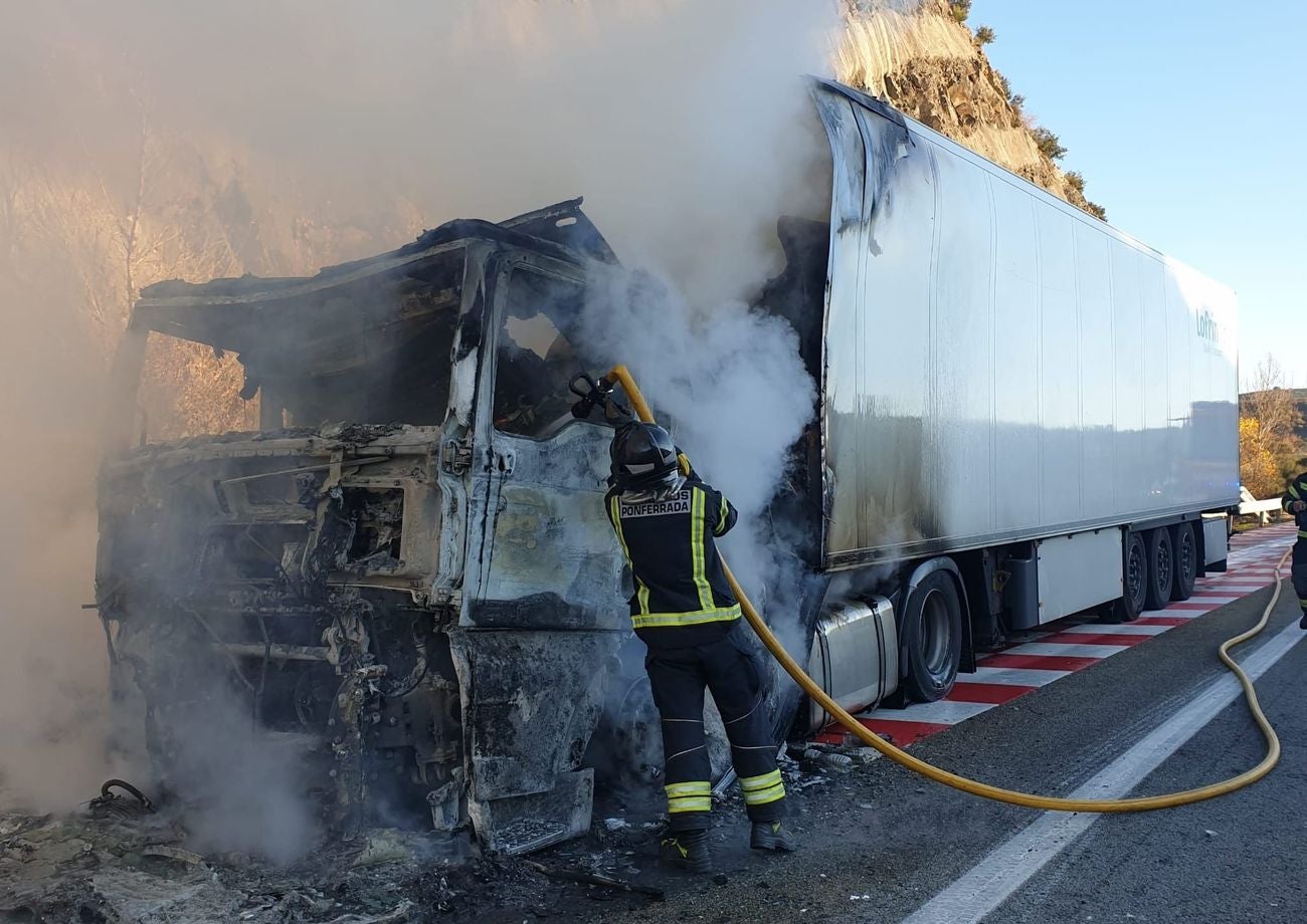 El conductor ha sido trasladado en ambulancia al Hospital Universitario del Bierzo | Voluntarios de Bembibre tuvieron que desplazarse al lugar para suministrar agua con su camión autobomba.