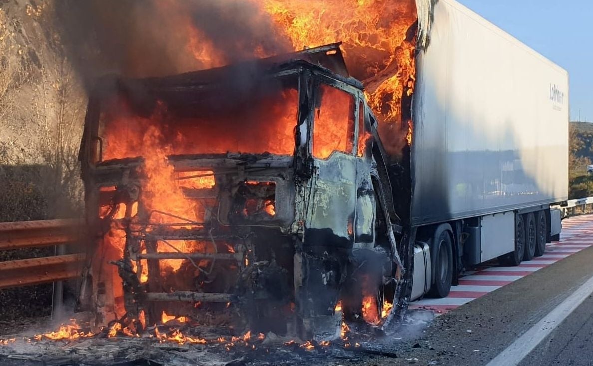 El conductor ha sido trasladado en ambulancia al Hospital Universitario del Bierzo | Voluntarios de Bembibre tuvieron que desplazarse al lugar para suministrar agua con su camión autobomba.