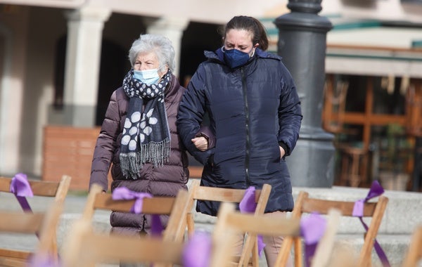 Concentración en la plaza del Ayuntamiento de Ponferrada con motivo del Día Internacional contra la Violencia hacia las Mujeres.