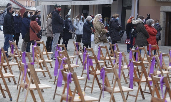 Concentración en la plaza del Ayuntamiento de Ponferrada con motivo del Día Internacional contra la Violencia hacia las Mujeres.