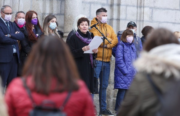 Concentración en la plaza del Ayuntamiento de Ponferrada con motivo del Día Internacional contra la Violencia hacia las Mujeres.