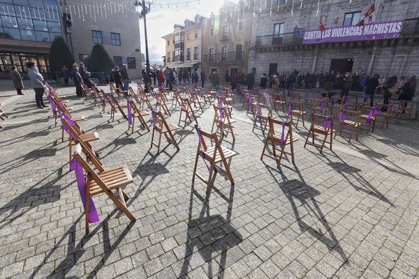 Concentración en la plaza del Ayuntamiento de Ponferrada con motivo del Día Internacional contra la Violencia hacia las Mujeres.