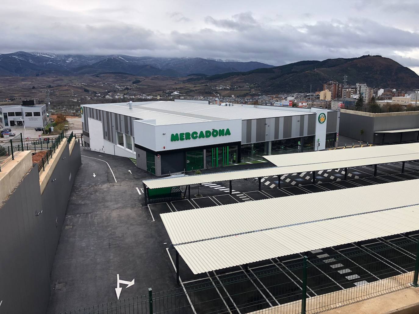 Mercadona abre este lunes su nuevo supermercado en la avenida de Montearenas de Ponferrada.