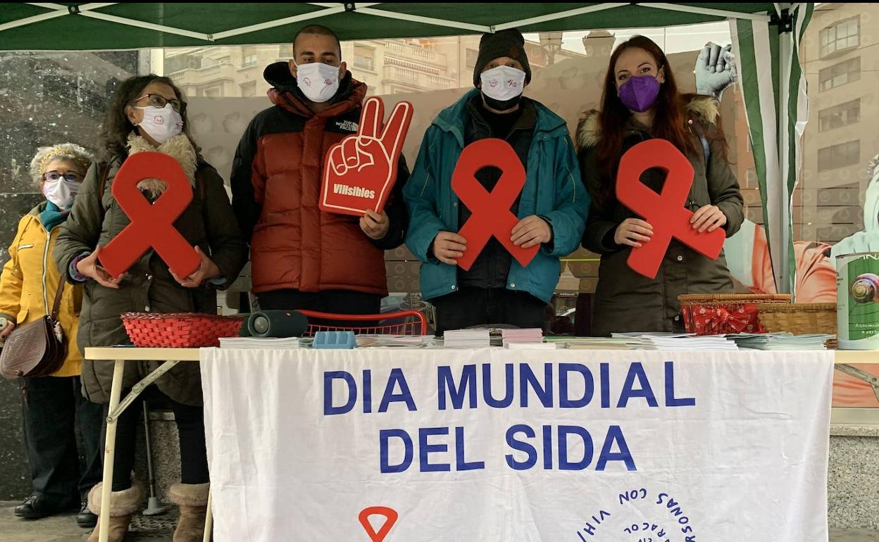 La edil de Bienestar Social (D) participó en los actos del Día Mundial del Sida en la Plaza de Lazúrtegui de Ponferrada.