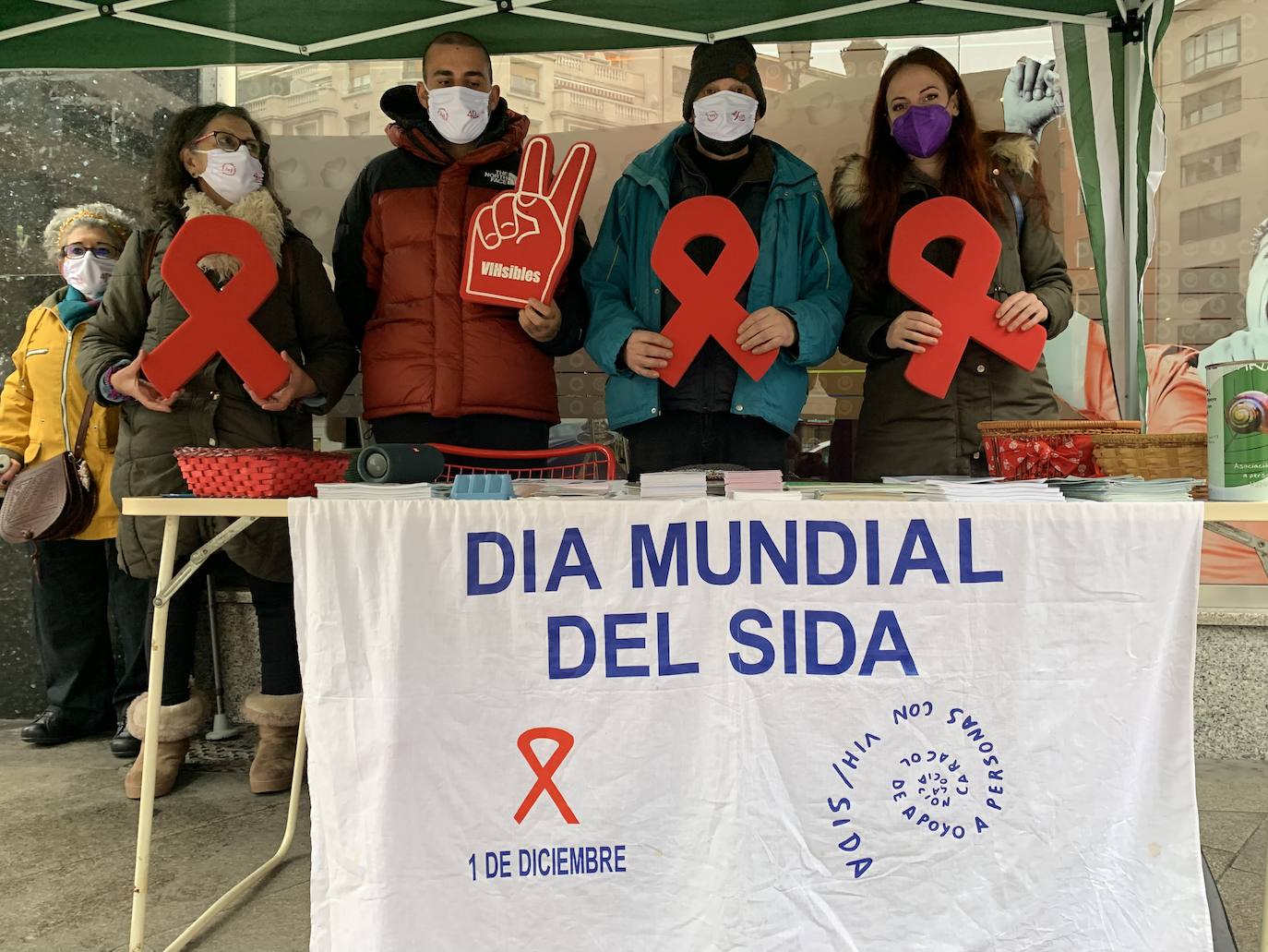 La edil de Bienestar Social (D) participó en los actos del Día Mundial del Sida en la Plaza de Lazúrtegui de Ponferrada.