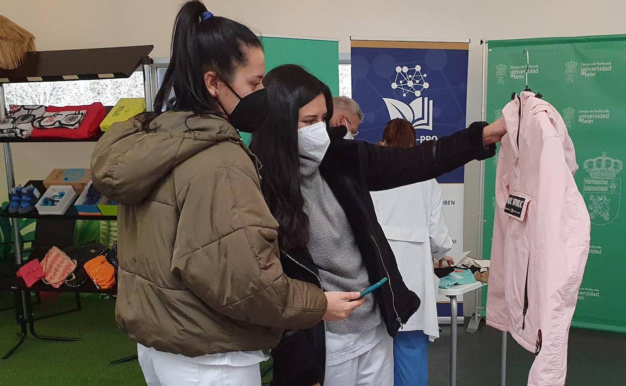 Mercadillo de ropa y complementos en el Campus de Ponferrada.