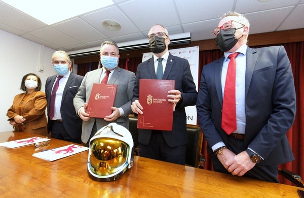 El alcalde de Ponferrada, Olegario Ramón, y el presidente de la Diputación, Eduardo Morán, durante la firma del convenio.