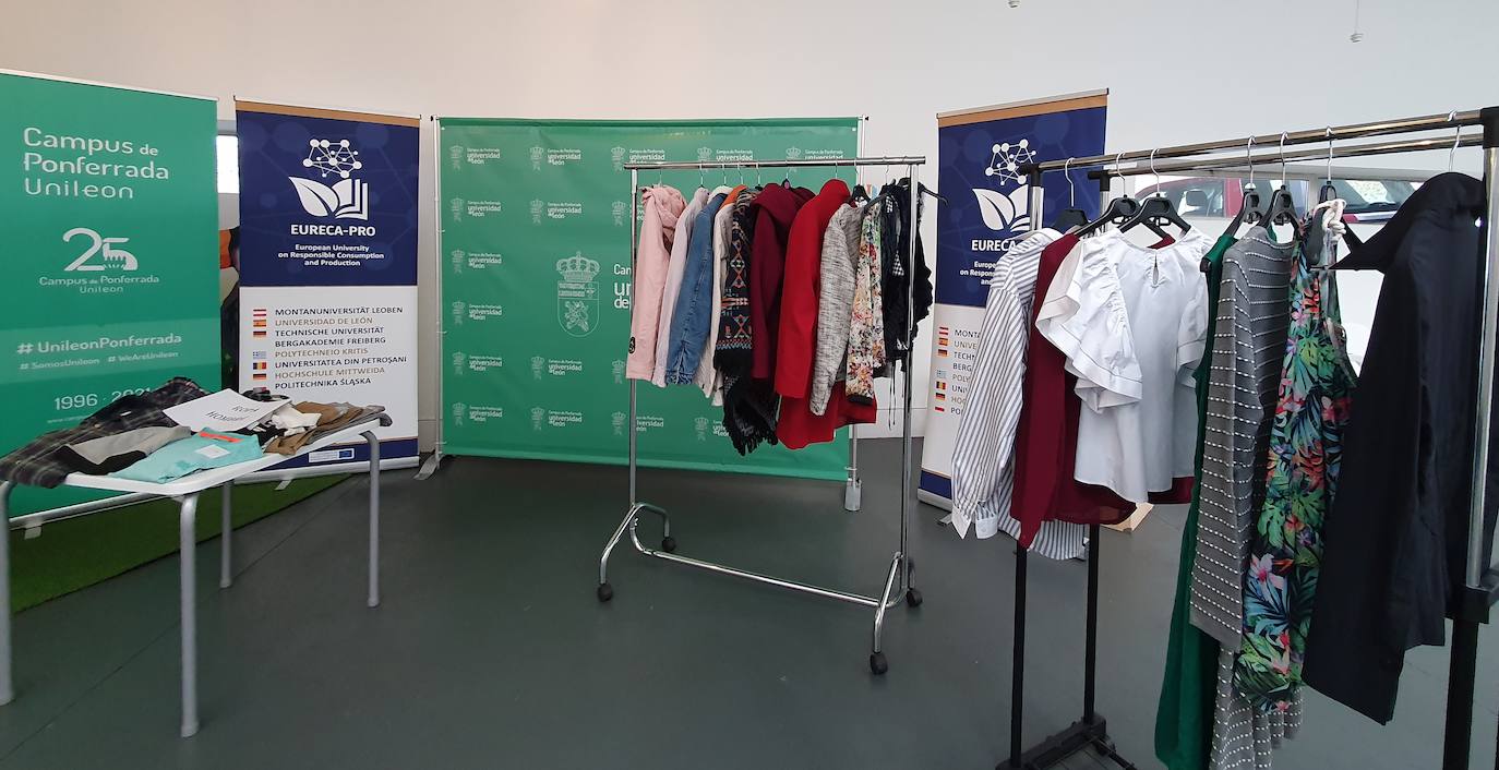 Mercadillo de ropa y complementos en el Campus de Ponferrada.