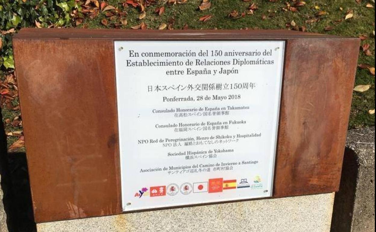 El Ayuntamiento de Ponferrada restituye la placa conmemorativa destruida por un acto vandálico junto al puente García Ojeda.