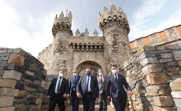 Ábalos, durante su visita al castillo de Ponferrada.