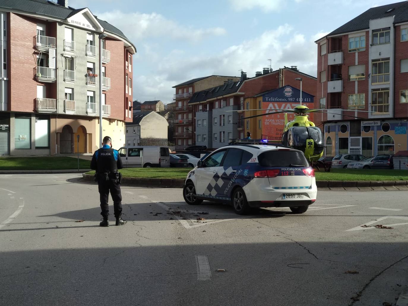 Fotos: Un helicóptero de Sacyl aterriza en una rotonda de Ponferrada