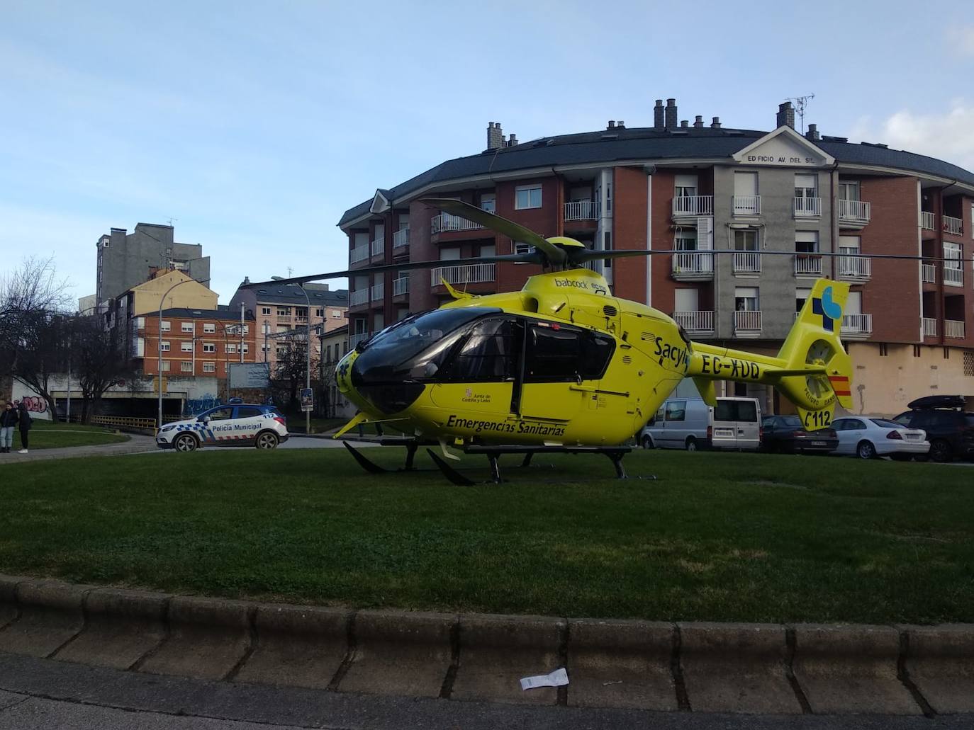 Fotos: Un helicóptero de Sacyl aterriza en una rotonda de Ponferrada