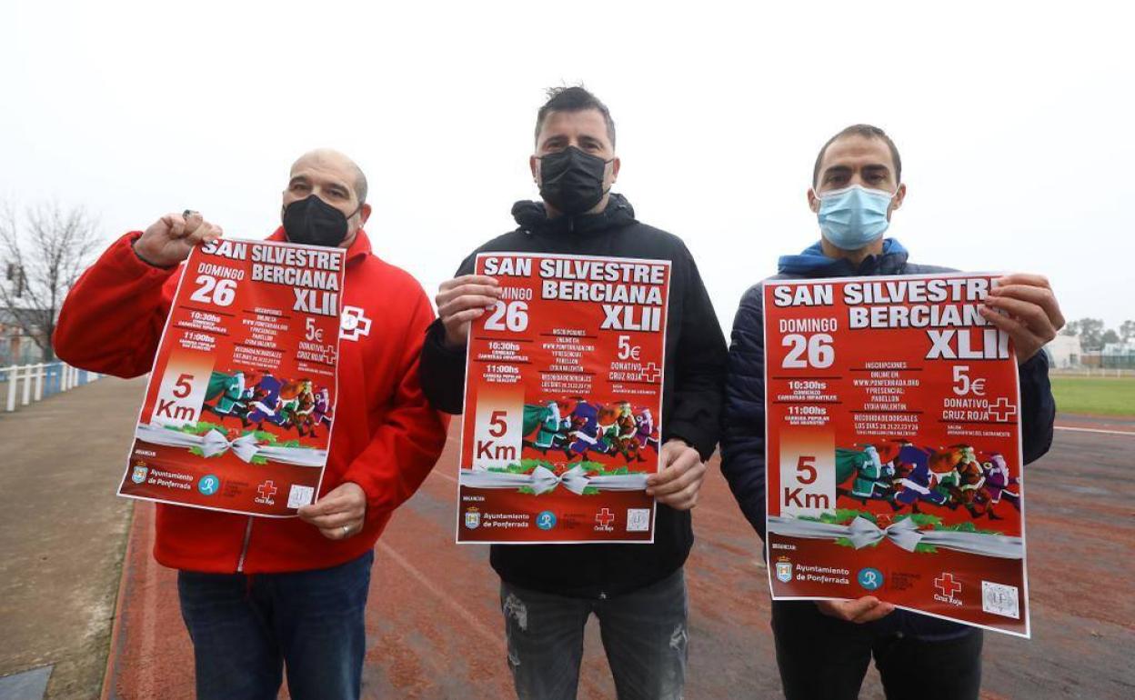 El concejal de Deportes (C) junto a los organizadores, en la presentación de la XLII San Silvestre Berciana. 
