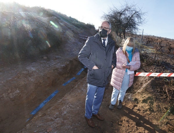 El alcalde de Ponferrada, Olegario Ramón, junto a la concejala de Infraestructuras, Carmen Doel, y los técnicos, durante la presentación de la obra.