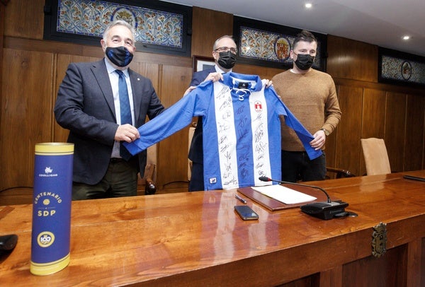 El alcalde, el presidente de la SD Ponferradina y el edil de Deportes, durante la firma del convenio.