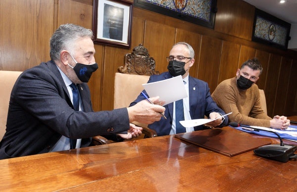 El alcalde, el presidente de la SD Ponferradina y el edil de Deportes, durante la firma del convenio.