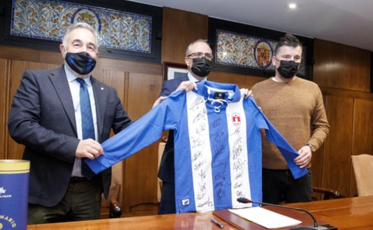 El alcalde, el presidente de la SD Ponferradina y el edil de Deportes, durante la firma del convenio.