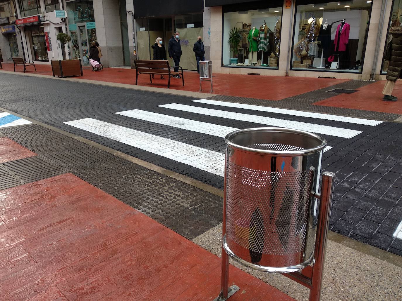 Los vehículos han comenzado a circular este miércoles por el tramo remodelado de la calle Gómez Núñez.