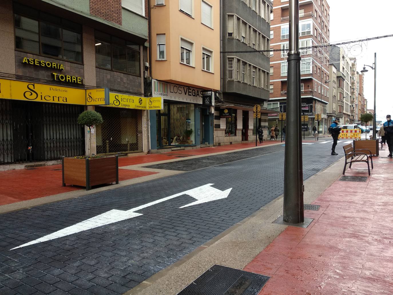 Los vehículos han comenzado a circular este miércoles por el tramo remodelado de la calle Gómez Núñez.