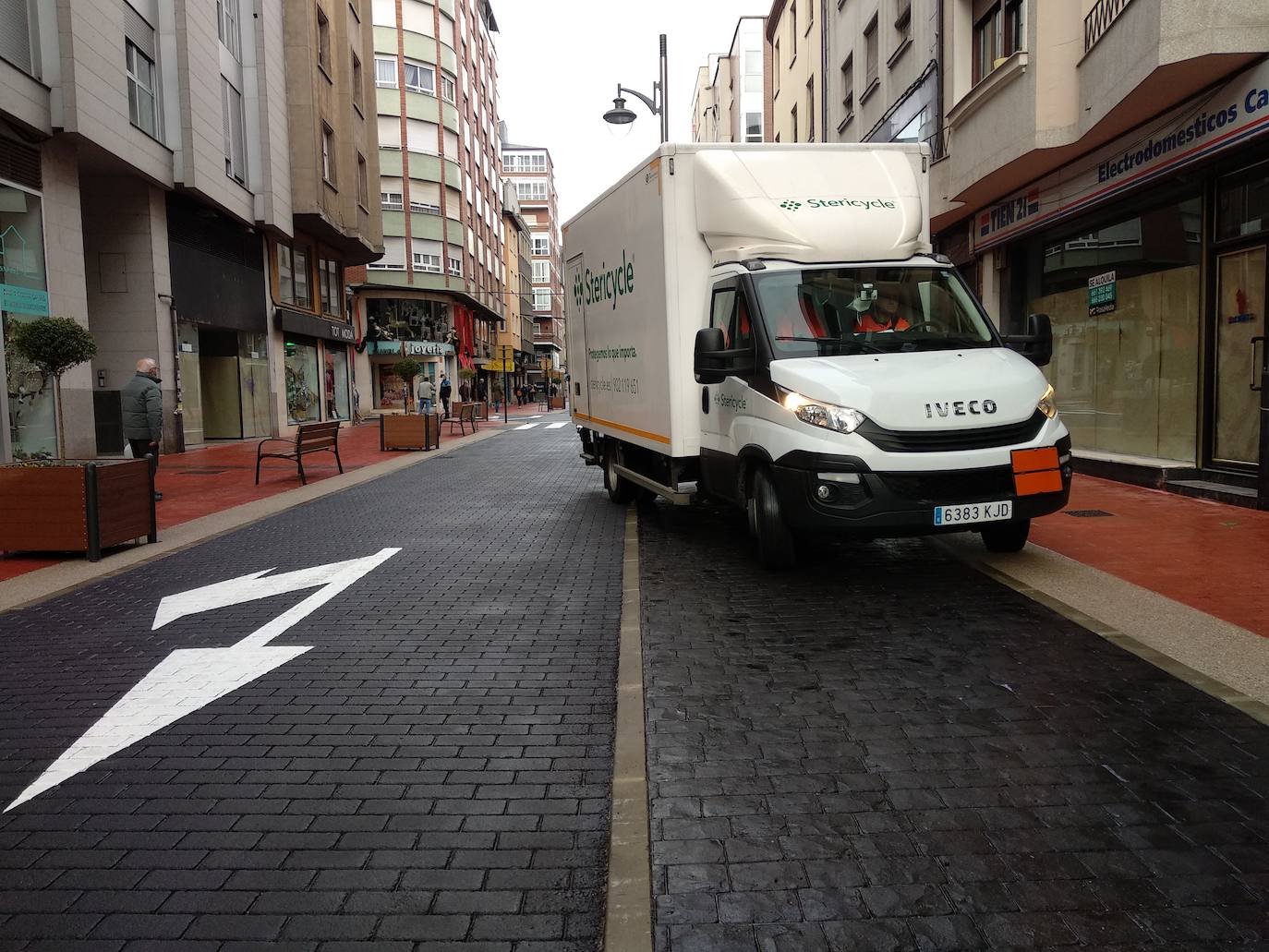 Los vehículos han comenzado a circular este miércoles por el tramo remodelado de la calle Gómez Núñez.