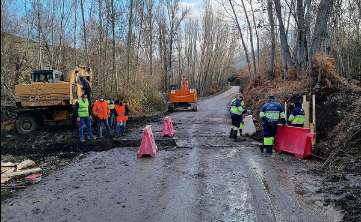 Obras de urgencia ejecutadas por la Diputación de León en la carretera de acceso a San Andrés de las Puentes.