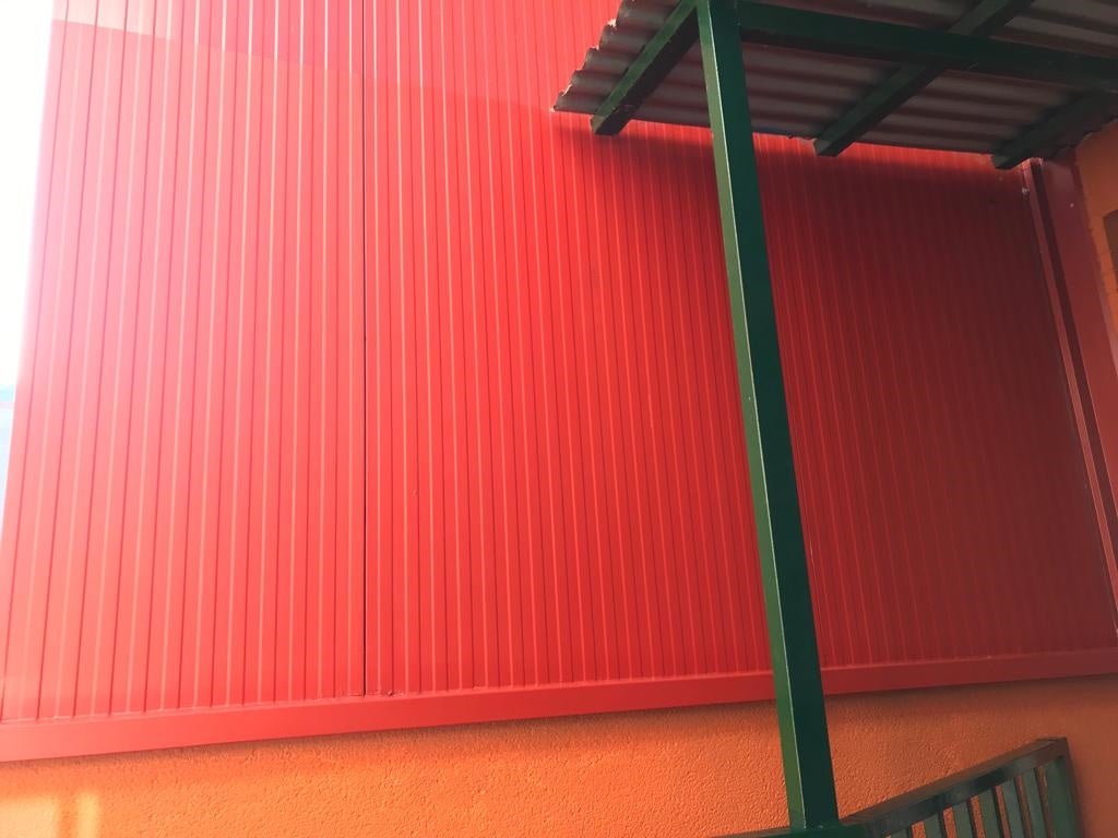 Limpieza de graffitis en los colegios de Ponferrada.