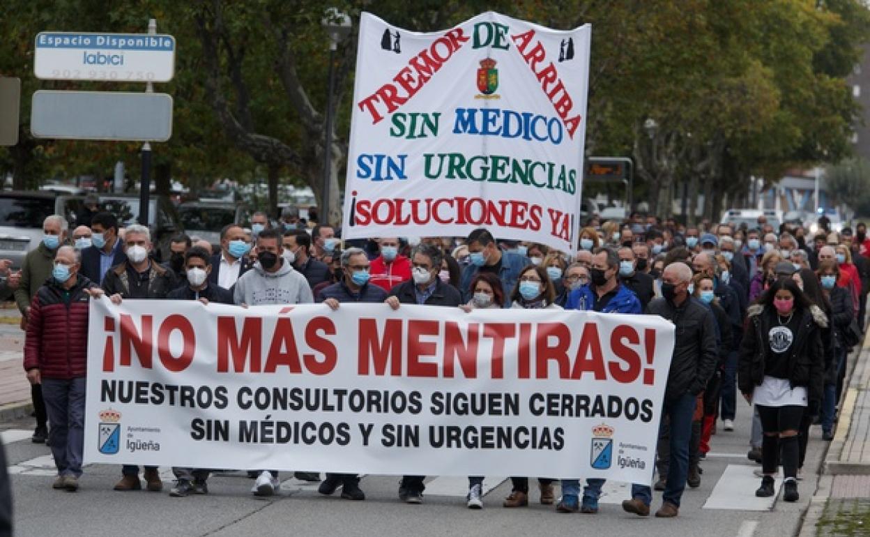 Manifestación de los vecinos de Igüeña en demanda de la apertura de los consultorios.