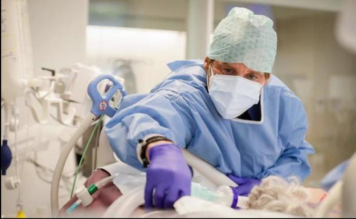 Atención a un paciente de intensivos en un hospital.