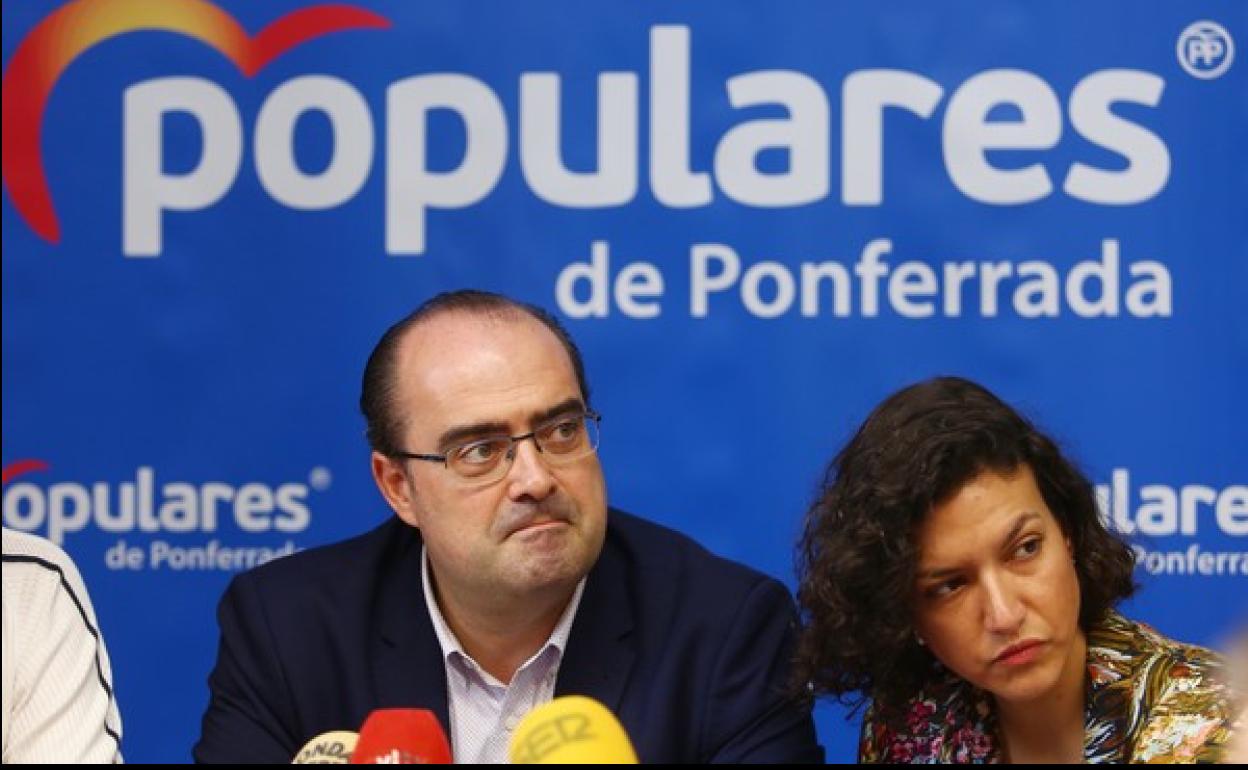 El portavoz municipal del PP, Marco Morala, junto a la edil Lidia Coca.