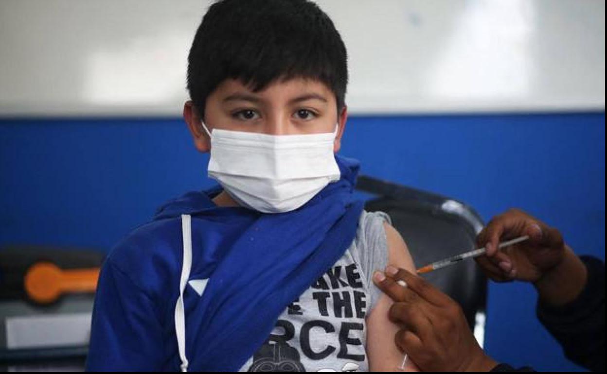 Imagen de un niño recibiendo la vacuna contra la Covid. 