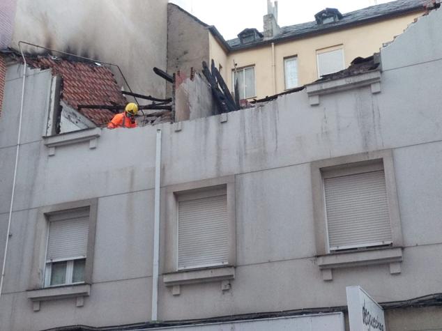 La voladura intencionada de una vivienda que iba a ser desahuciada destroza un inmueble en Ponferrada. Los hechos han ocurrido esta madurgada en la capital berciana y obligó a desalojar por unas horas a los vecinos de las casas colindantes. La explosión de una bombona de gas, a manos del único inquilino y residente en el inmueble, ha causado daños en al menos dos plantas del edificio y cuatro vehículos.