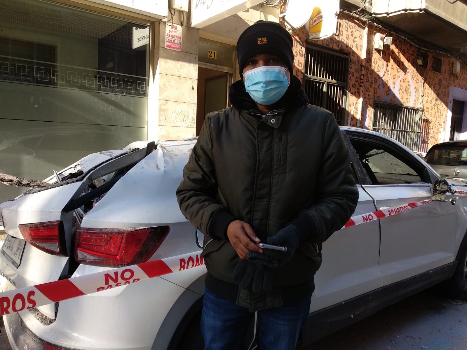 José Martínez Castillo, junto a su coche que resultó siniestro total como consecuencia de la explosión.