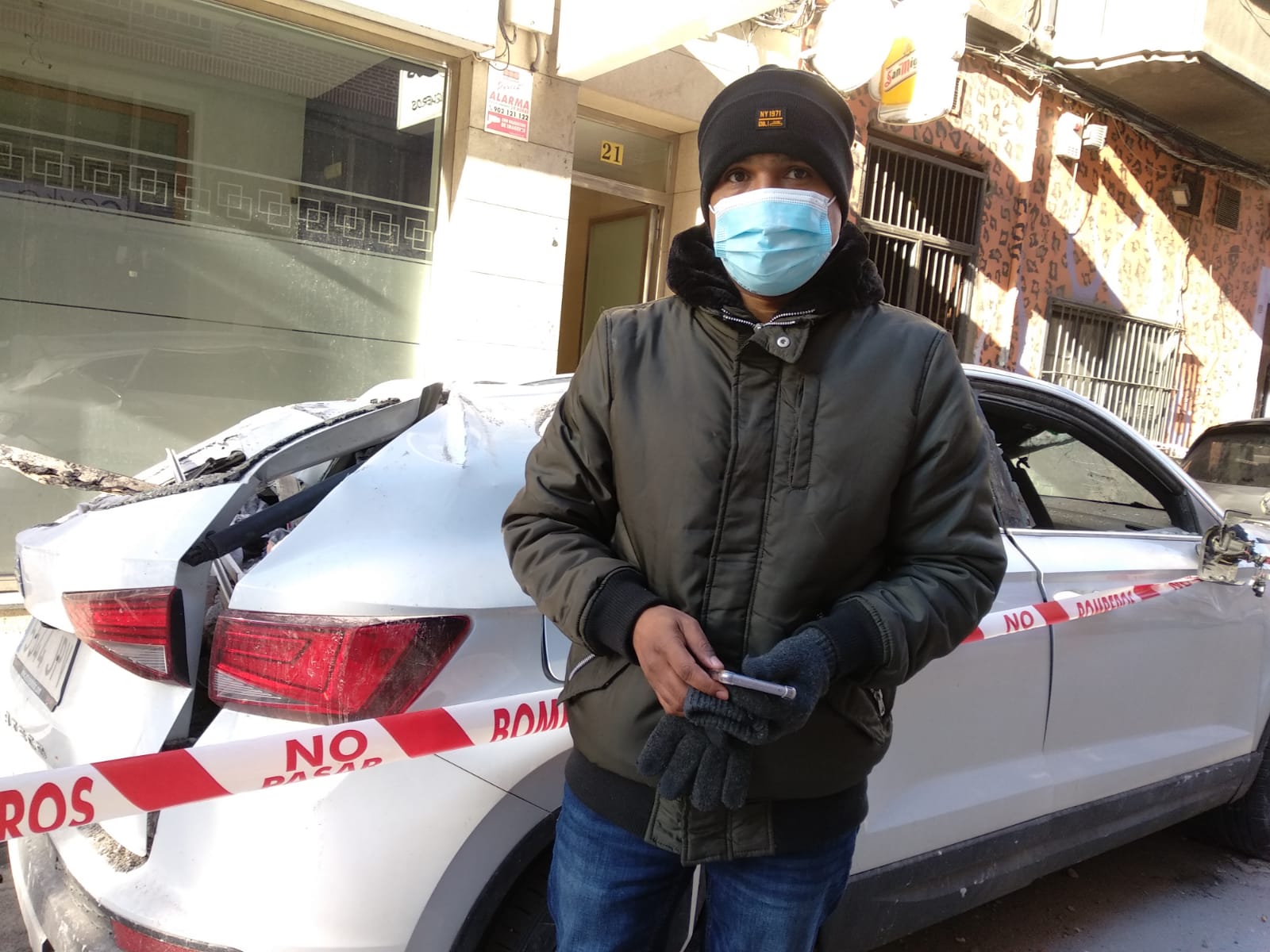 José Martínez Castillo, junto a su coche que resultó siniestro total como consecuencia de la explosión.