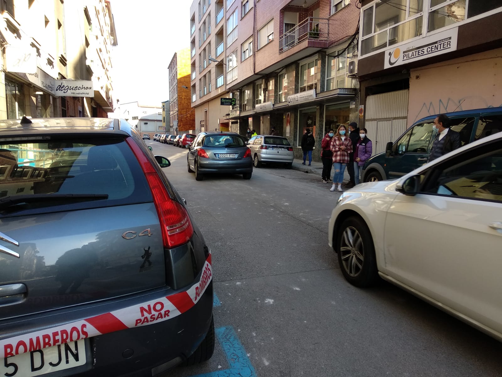 Abre al tráfico la calle Alcón tras la retirada de escombros de la explosión de un edificio.