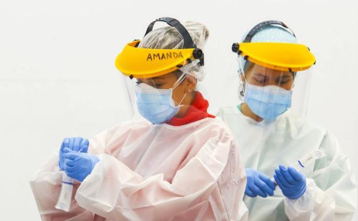 Imagen de archivo de la realización de pruebas PCR en el Hospital del Bierzo,