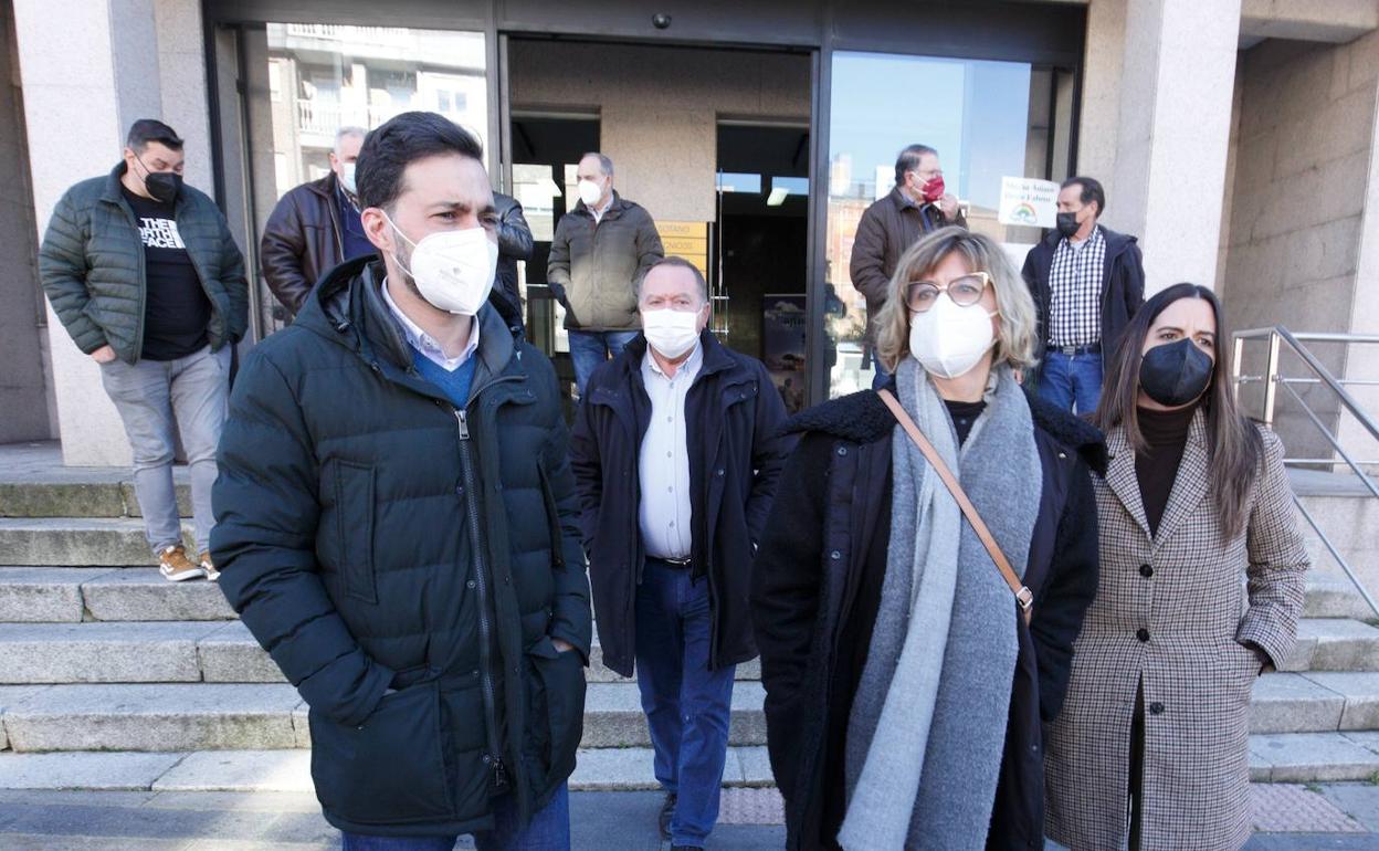 Nuria Rubio (D), junto a Diego Moreno (I), la alcaldesa de Fabero, María Paz Martínez (C).