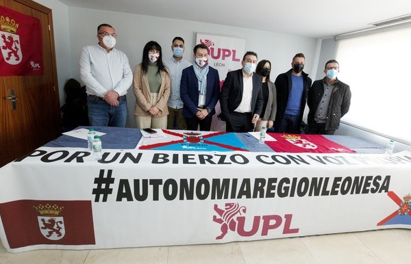 El candidato de UPL a las Cortes, Luis Mariano Santos (C), junto al portavoz de la gestora de UPL-Bierzo y número 3 de la lista, José Ramón García (4I), y los candidatos provinciales, durante la presentación de su candidatura.
