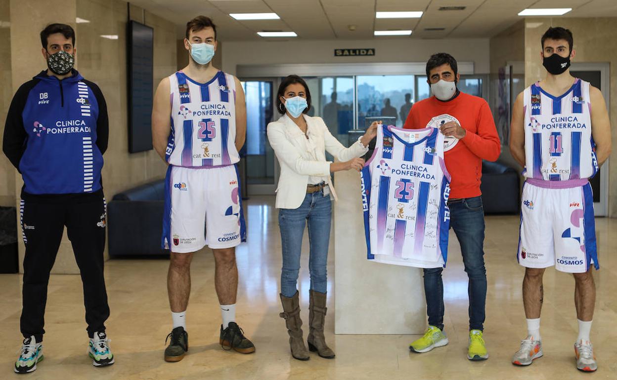 Presentación de la nueva camiseta del Clínica Ponferrada CDP .