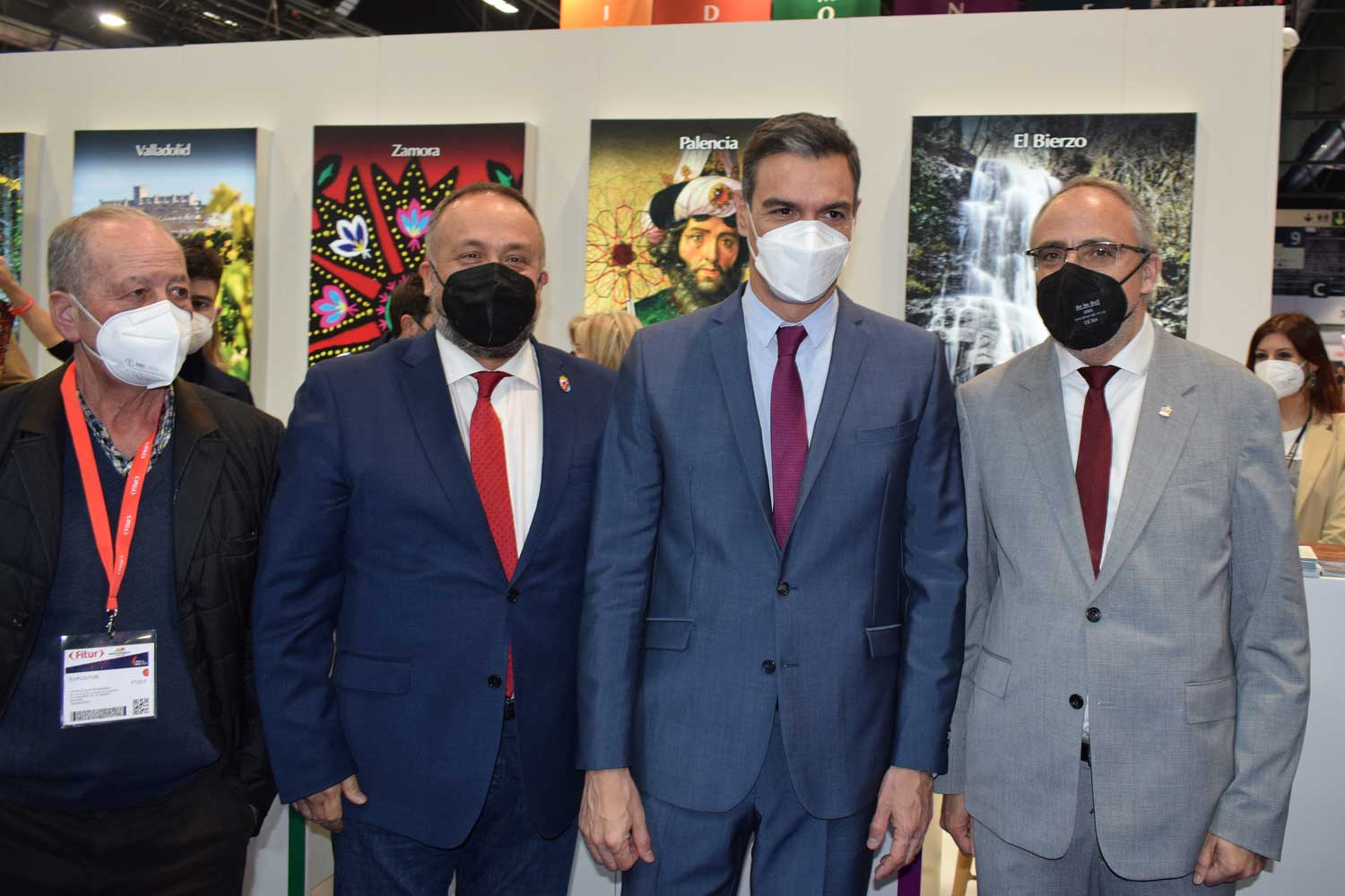 El presidente del Gobierno, Pedro Sánchez, junto al presidente del Consejo del Bierzo (I) y el alcalde de Ponferrada (D) en el stand del Bierzo en Fitur.