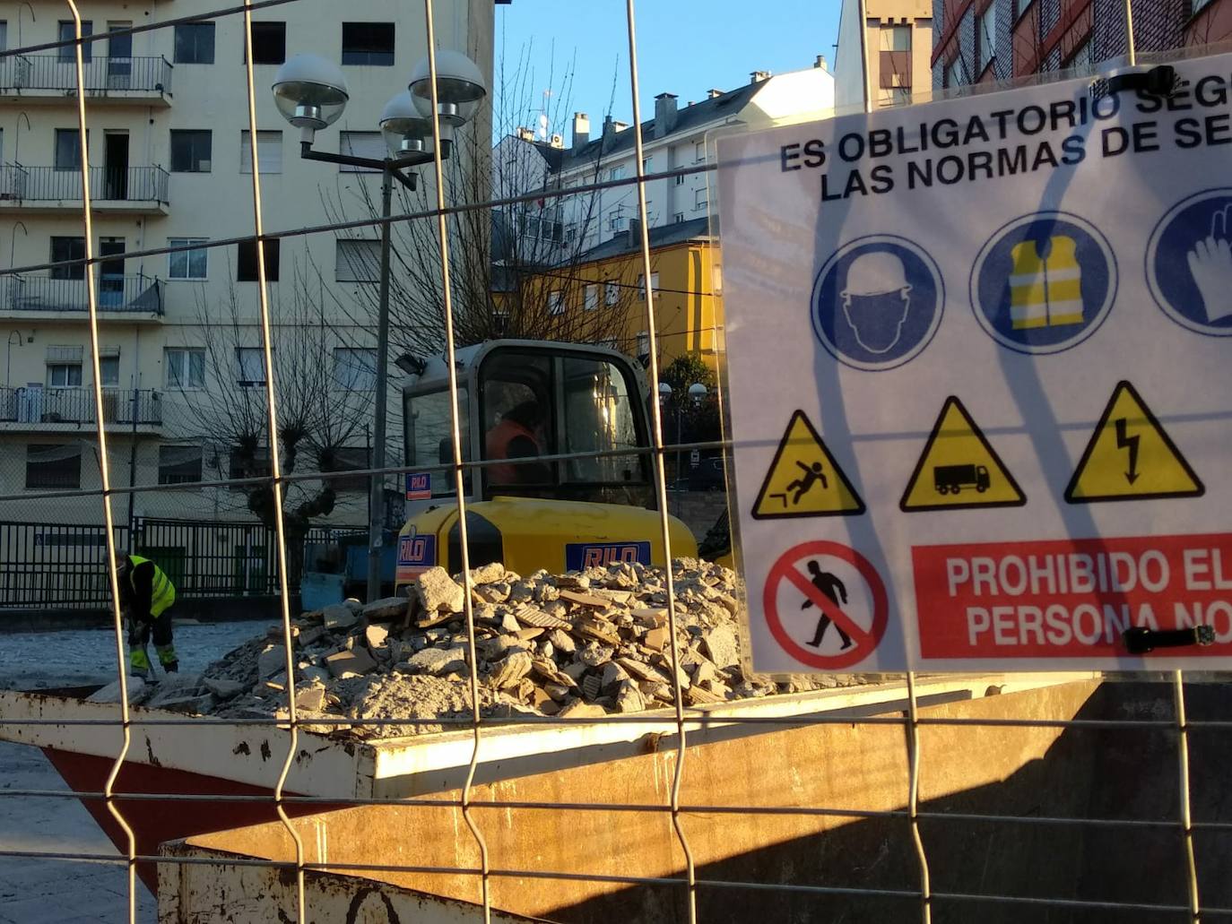 Obras de reforma de la calle de acceso al colegio Navaliegos de Ponferrada.