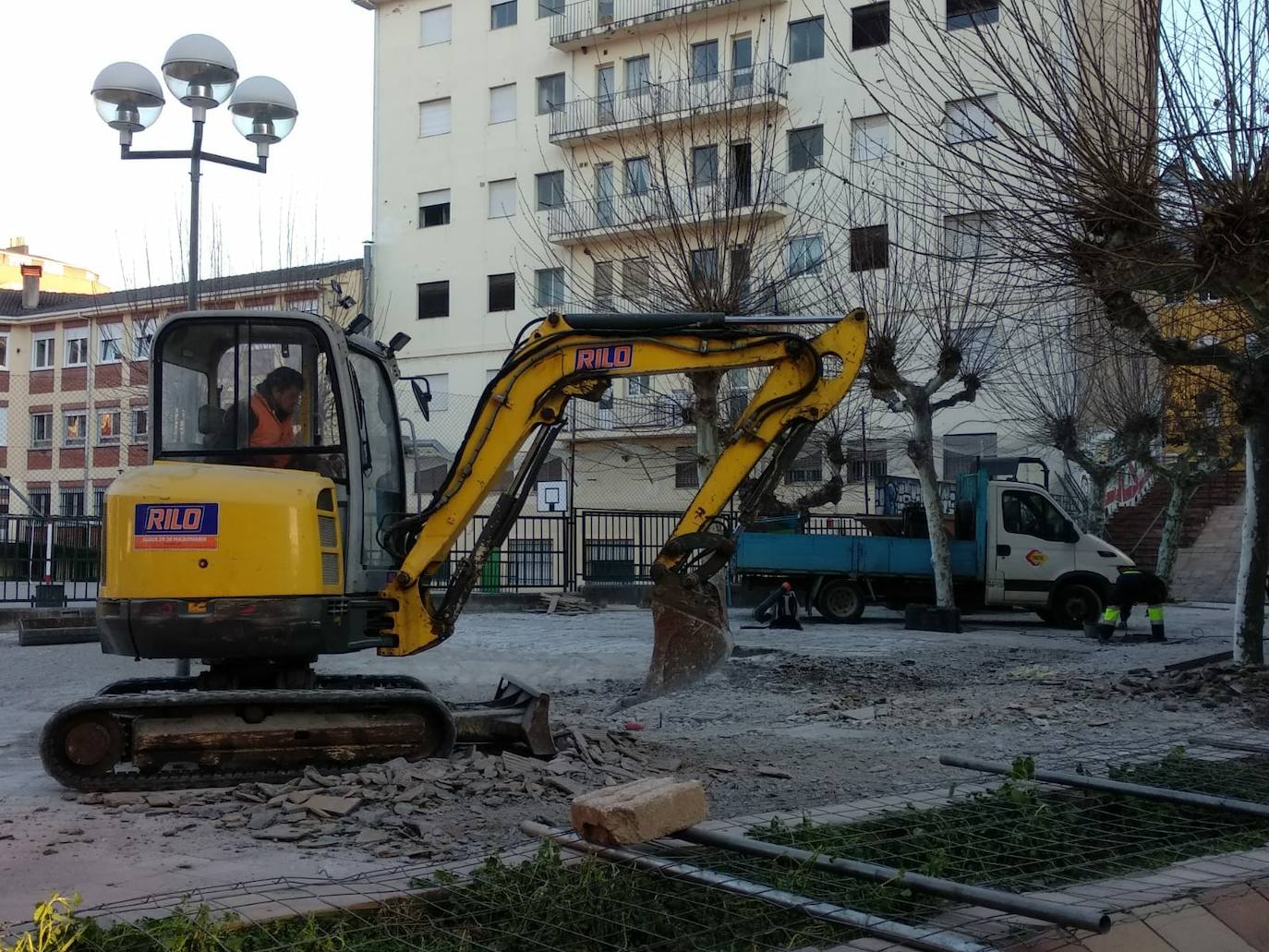 Obras de reforma de la calle de acceso al colegio Navaliegos de Ponferrada.