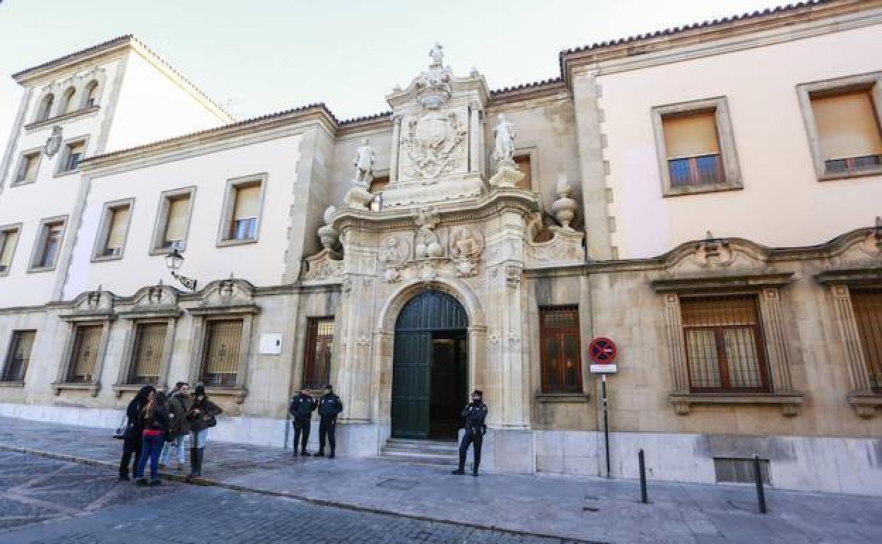 Fachada principal de la Audiencia Provincial de León. 