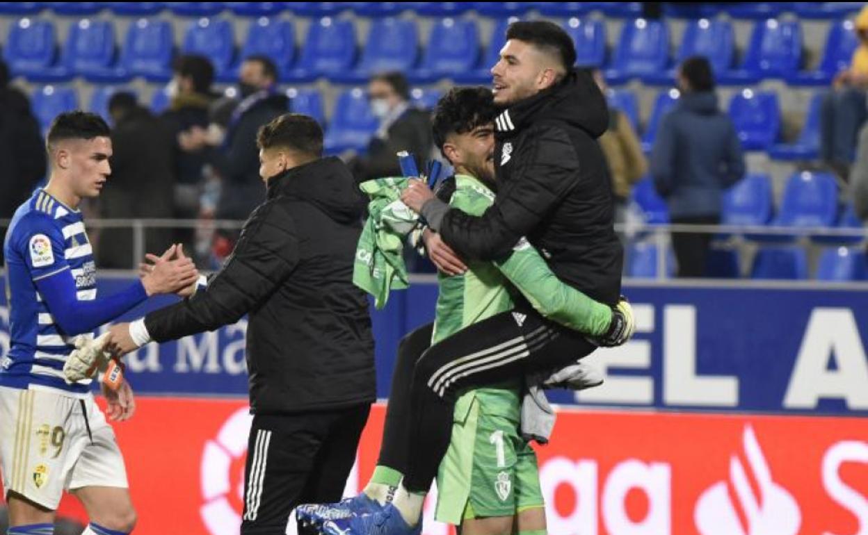 Amir celebra el triunfo de la Deportiva ante el Huesca.