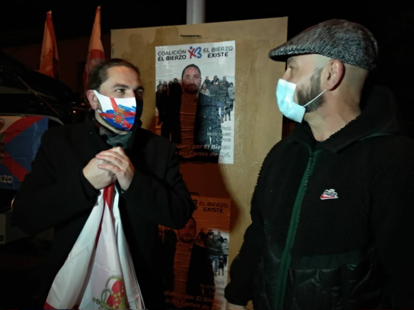 El cabeza de lista de CB, Raúl Rodríguez Canca, y el número cuatro, Luciano Arias, portavoz de El Bierzo Existe, en la pegada de carteles en San Andrés de Montejos.